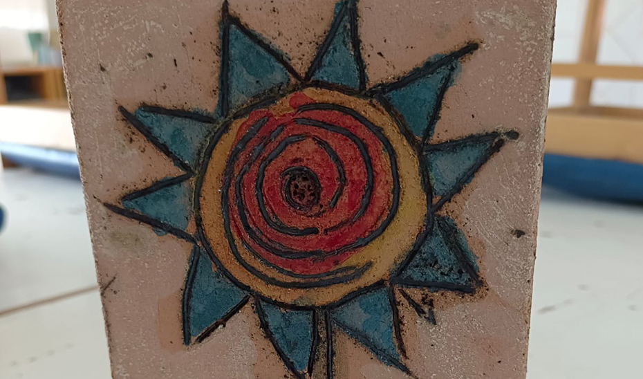 Estatuilla conmemorativa de los Premios Andalucía Social+ otorgados por la Consejería de Inclusión Social, Juventud, Familias e Igualdad.